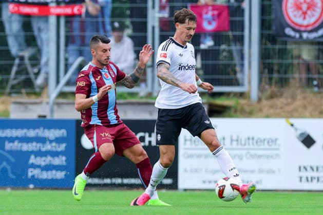 Metehan Mimaroglu (Trabzonspor Kulübü) und Robin Koch (Eintracht Frankfurt) kämpfen um den Ball, Friendly match, Trabzonspor v Eintracht Frankfurt, SAK-Sportanlage Nonntal am 26. July 2026 in Salzburg, Österreich. (Foto von Marco Steinbrenner DeFodi Images) Metehan Mimaroglu (Trabzonspor Kulübü) und Robin Koch (Eintracht Frankfurt) battle for the ball, Friendly match, Trabzonspor v Eintracht Frankfurt, SAK-Sportanlage Nonntal, July 26, 2026 in Salzburg, Austria. (Photo by Marco Steinbrenner DeFodi Images) - *** Metehan Mimaroglu of Trabzonspor Kulübü and Robin Koch of Eintracht Frankfurt battle for the ball, Friendly match, Trabzonspor vs. Eintracht Frankfurt, SAK Sportanlage Nonntal on July 26, 2026, in Salzburg, Austria. Photo by Marco Steinbrenner, DeFodi Images. Metehan Mimaroglu of Trabzonspor Kulübü and Robin Koch of Eintracht Frankfurt battle for the ball, Friendly match, Trabzonspor vs. Eintracht Frankfurt, SAK Sportanlage Nonntal, July 26, 2026, in Salzburg, Austria. Photo by Marco Steinbrenner, DeFodi Images