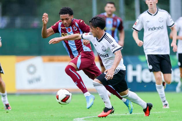 Wagner Pina (Trabzonspor Kulübü) und Keita Kosugi (Eintracht Frankfurt) kämpfen um den Ball, Friendly match, Trabzonspor v Eintracht Frankfurt, SAK-Sportanlage Nonntal am 26. July 2026 in Salzburg, Österreich. (Foto von Marco Steinbrenner DeFodi Images) Wagner Pina (Trabzonspor Kulübü) und Keita Kosugi (Eintracht Frankfurt) battle for the ball, Friendly match, Trabzonspor v Eintracht Frankfurt, SAK-Sportanlage Nonntal, July 26, 2026 in Salzburg, Austria. (Photo by Marco Steinbrenner DeFodi Images) - *** Wagner Pina of Trabzonspor Kulübü and Keita Kosugi of Eintracht Frankfurt battle for the ball, Friendly match, Trabzonspor vs. Eintracht Frankfurt, SAK Sportanlage Nonntal on July 26, 2026, in Salzburg, Austria. Photo by Marco Steinbrenner, DeFodi Images. Wagner Pina of Trabzonspor Kulübü and Keita Kosugi of Eintracht Frankfurt battle for the ball, Friendly match, Trabzonspor vs. Eintracht Frankfurt, SAK Sportanlage Nonntal, July 26, 2026, in Salzburg, Austria. Photo by Marco Steinbrenner, DeFodi Images