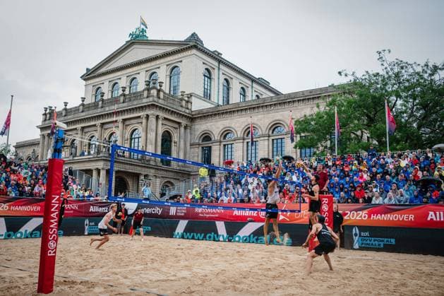 Die Finals 2026 - Beachvolleyball, 26.07.2026 Eintracht Spontent - Hauptstadt Beacher - Finale Herren, Weitwinkel mit Oper im Hintergrund; Die Finals 2026 - Beachvolleyball am 26.07.2026 am Opernplatz, Hannover *** The 2026 Beach Volleyball Finals, July 26, 2026: Eintracht Spontent vs. Hauptstadt Beacher Men’s Final, wide-angle shot with the opera house in the background. The 2026 Beach Volleyball Finals on July 26, 2026, at Opernplatz, Hanover Copyright: xBEAUTIFULxSPORTS Tonhäuserx