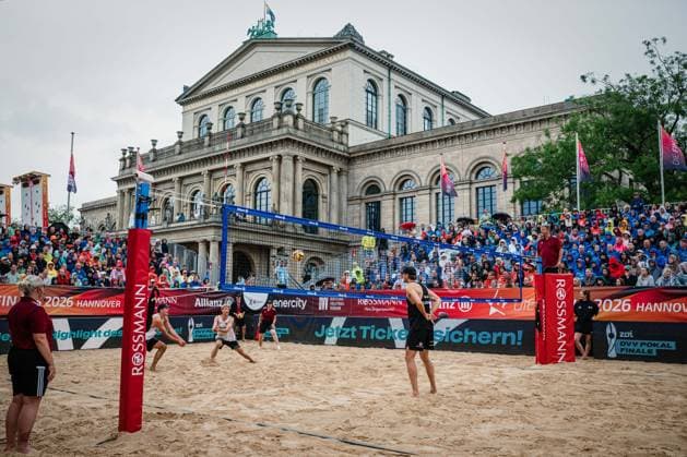 Die Finals 2026 - Beachvolleyball, 26.07.2026 Eintracht Spontent - Hauptstadt Beacher - Finale Herren, Weitwinkel mit Oper im Hintergrund; Die Finals 2026 - Beachvolleyball am 26.07.2026 am Opernplatz, Hannover *** The 2026 Beach Volleyball Finals, July 26, 2026: Eintracht Spontent vs. Hauptstadt Beacher Men’s Final, wide-angle shot with the opera house in the background. The 2026 Beach Volleyball Finals on July 26, 2026, at Opernplatz, Hanover Copyright: xBEAUTIFULxSPORTS Tonhäuserx