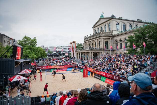 Die Finals 2026 - Beachvolleyball, 26.07.2026 Eintracht Spontent - Hauptstadt Beacher - Finale Herren, Weitwinkel mit Oper im Hintergrund; Die Finals 2026 - Beachvolleyball am 26.07.2026 am Opernplatz, Hannover *** The 2026 Beach Volleyball Finals, July 26, 2026: Eintracht Spontent vs. Hauptstadt Beacher Men’s Final, wide-angle shot with the opera house in the background. The 2026 Beach Volleyball Finals on July 26, 2026, at Opernplatz, Hanover Copyright: xBEAUTIFULxSPORTS Tonhäuserx