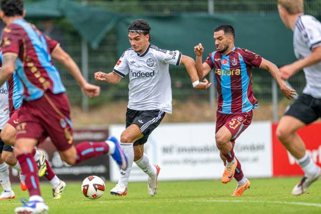 SOCCER - Frankfurt vs Trabzonspor, test match SALZBURG,AUSTRIA,26.JUL.26 - SOCCER - 1. DFL, 1. Deutsche Bundesliga, Sueper Lig, Eintracht Frankfurt vs Trabzonspor Kuluebue, test match. Image shows Eric Junior Dina Ebimbe (Frankfurt) and Melih Kabasakal (Trabzonspor).  GEPAxpictures xWolfgangxKofler
