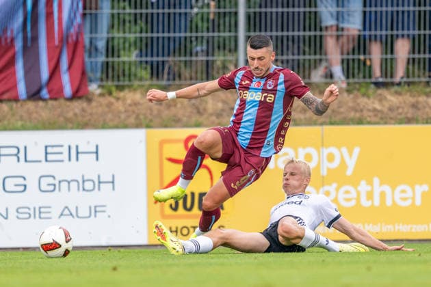 SOCCER - Frankfurt vs Trabzonspor, test match SALZBURG,AUSTRIA,26.JUL.26 - SOCCER - 1. DFL, 1. Deutsche Bundesliga, Sueper Lig, Eintracht Frankfurt vs Trabzonspor Kuluebue, test match. Image shows Metehan Mimaroglu (Trabzonspor) and Oscar Hojlund (Frankfurt).  GEPAxpictures xWolfgangxKofler