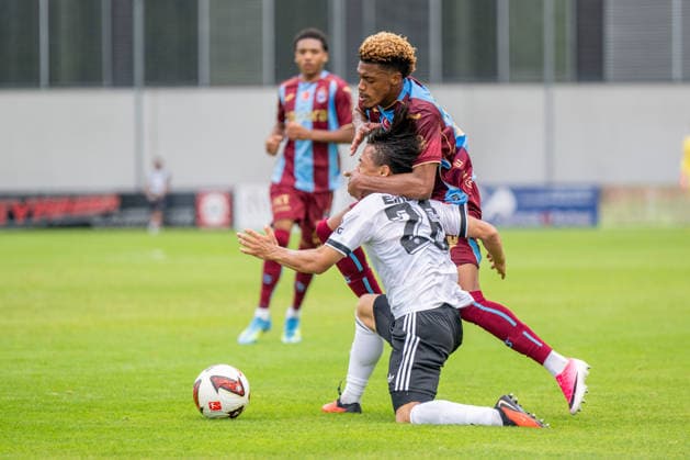 SOCCER - Frankfurt vs Trabzonspor, test match SALZBURG,AUSTRIA,26.JUL.26 - SOCCER - 1. DFL, 1. Deutsche Bundesliga, Sueper Lig, Eintracht Frankfurt vs Trabzonspor Kuluebue, test match. Image shows Wagner Pina (Trabzonspor) and Keita Kosugi (Frankfurt).  GEPAxpictures xWolfgangxKofler