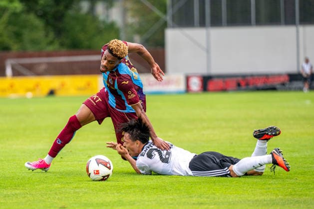 SOCCER - Frankfurt vs Trabzonspor, test match SALZBURG,AUSTRIA,26.JUL.26 - SOCCER - 1. DFL, 1. Deutsche Bundesliga, Sueper Lig, Eintracht Frankfurt vs Trabzonspor Kuluebue, test match. Image shows Wagner Pina (Trabzonspor) and Keita Kosugi (Frankfurt).  GEPAxpictures xWolfgangxKofler