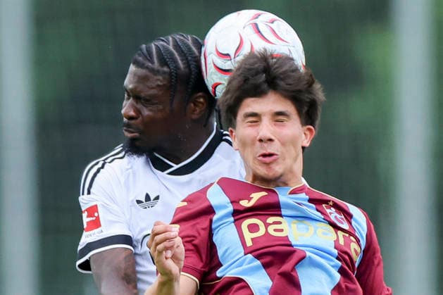 Junior Dina Ebimbe (Eintracht Frankfurt) und Benjamin Bouchouari (Trabzonspor Kulübü) kämpfen um den Ball, Friendly match, Trabzonspor v Eintracht Frankfurt, SAK-Sportanlage Nonntal am 26. July 2026 in Salzburg, Österreich. (Foto von Marco Steinbrenner DeFodi Images) Junior Dina Ebimbe (Eintracht Frankfurt) und Benjamin Bouchouari (Trabzonspor Kulübü) battle for the ball, Friendly match, Trabzonspor v Eintracht Frankfurt, SAK-Sportanlage Nonntal, July 26, 2026 in Salzburg, Austria. (Photo by Marco Steinbrenner DeFodi Images) - *** Junior Dina Ebimbe of Eintracht Frankfurt and Benjamin Bouchouari of Trabzonspor Kulübü battle for the ball, Friendly match, Trabzonspor vs. Eintracht Frankfurt, SAK Sportanlage Nonntal on July 26, 2026, in Salzburg, Austria. Photo by Marco Steinbrenner, DeFodi Images. Junior Dina Ebimbe of Eintracht Frankfurt and Benjamin Bouchouari of Trabzonspor Kulübü battle for the ball, Friendly match, Trabzonspor vs. Eintracht Frankfurt, SAK Sportanlage Nonntal, July 26, 2026, in Salzburg, Austria. Photo by Marco Steinbrenner, DeFodi Images