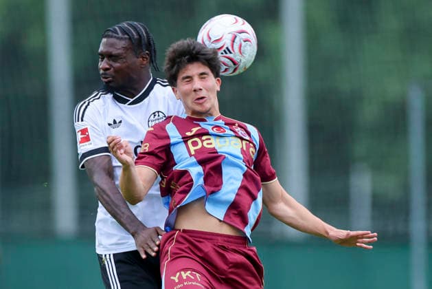 Junior Dina Ebimbe (Eintracht Frankfurt) und Benjamin Bouchouari (Trabzonspor Kulübü) kämpfen um den Ball, Friendly match, Trabzonspor v Eintracht Frankfurt, SAK-Sportanlage Nonntal am 26. July 2026 in Salzburg, Österreich. (Foto von Marco Steinbrenner DeFodi Images) Junior Dina Ebimbe (Eintracht Frankfurt) und Benjamin Bouchouari (Trabzonspor Kulübü) battle for the ball, Friendly match, Trabzonspor v Eintracht Frankfurt, SAK-Sportanlage Nonntal, July 26, 2026 in Salzburg, Austria. (Photo by Marco Steinbrenner DeFodi Images) - *** Junior Dina Ebimbe of Eintracht Frankfurt and Benjamin Bouchouari of Trabzonspor Kulübü battle for the ball, Friendly match, Trabzonspor vs. Eintracht Frankfurt, SAK Sportanlage Nonntal on July 26, 2026, in Salzburg, Austria. Photo by Marco Steinbrenner, DeFodi Images. Junior Dina Ebimbe of Eintracht Frankfurt and Benjamin Bouchouari of Trabzonspor Kulübü battle for the ball, Friendly match, Trabzonspor vs. Eintracht Frankfurt, SAK Sportanlage Nonntal, July 26, 2026, in Salzburg, Austria. Photo by Marco Steinbrenner, DeFodi Images