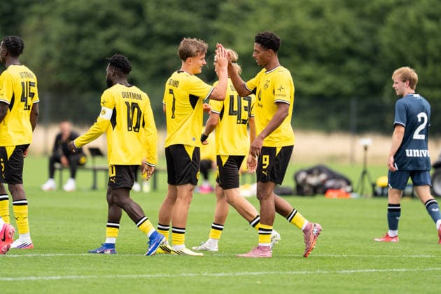 26.07.2026, GER Deutschland, Fussball, Saison 2026 2027, Testspiel zwischen Borussia Dortmund U23 vs Jong FC Utrecht Torjubel Jubel ueber das Tor zum 3:0 durch Bennedikt Wüstenhagen Wuestenhagen (BV Borussia Dortmund U23, 9) Joseph Boyamba (BV Borussia Dortmund U23, 10) Tim Degener(BV Borussia Dortmund U23, 7) Luke Fahrenhorst (BV Borussia Dortmund U23, 43) Dortmund BVB-Trainingsgelände Hohenbuschei Nordrhein Westfalen Deutschland *** July 26, 2026, GER Germany, Soccer, 2026–2027 Season, Friendly match between Borussia Dortmund U23 and Jong FC Utrecht; celebration of the goal that made it 3–0 by Bennedikt Wüstenhagen (BV Borussia Dortmund U23), 9 Joseph Boyamba (BV Borussia Dortmund U23), 10 Tim Degener, BV Borussia Dortmund U23, 7 Luke Fahrenhorst, BV Borussia Dortmund U23, 43 Dortmund BVB Training Facility Hohenbuschei, North Rhine-Westphalia, Germany Copyright: xnordphotoxGmbHx xSchulzex