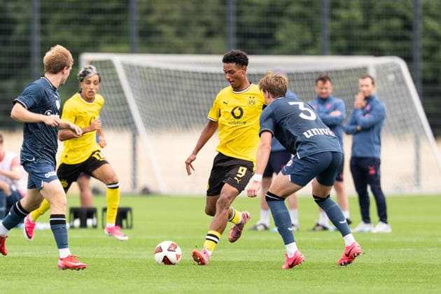 26.07.2026, GER Deutschland, Fussball, Saison 2026 2027, Testspiel zwischen Borussia Dortmund U23 vs Jong FC Utrecht Bennedikt Wüstenhagen Wuestenhagen (BV Borussia Dortmund U23, 9) Einzelaktion; Ganzkörper Ganzkoerper ; Ball am Fuss; Dortmund BVB-Trainingsgelände Hohenbuschei Nordrhein Westfalen Deutschland *** July 26, 2026, GER Germany, Soccer, 2026–2027 Season, Friendly match between Borussia Dortmund U23 and Jong FC Utrecht; Bennedikt Wüstenhagen (Wuestenhagen), BV Borussia Dortmund U23; 9 individual plays; full-body movement; ball at his feet; Dortmund BVB training facility in Hohenbuschei, North Rhine-Westphalia, Germany Copyright: xnordphotoxGmbHx xSchulzex