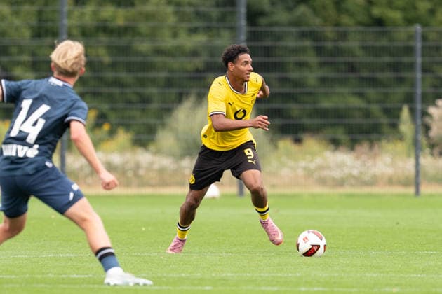 26.07.2026, GER Deutschland, Fussball, Saison 2026 2027, Testspiel zwischen Borussia Dortmund U23 vs Jong FC Utrecht Bennedikt Wüstenhagen Wuestenhagen (BV Borussia Dortmund U23, 9) Einzelaktion; Ganzkörper Ganzkoerper ; Ball am Fuss; Dortmund BVB-Trainingsgelände Hohenbuschei Nordrhein Westfalen Deutschland *** July 26, 2026, GER Germany, Soccer, 2026–2027 Season, Friendly match between Borussia Dortmund U23 and Jong FC Utrecht; Bennedikt Wüstenhagen (Wuestenhagen), BV Borussia Dortmund U23; 9 individual plays; full-body movement; ball at his feet; Dortmund BVB training facility in Hohenbuschei, North Rhine-Westphalia, Germany Copyright: xnordphotoxGmbHx xSchulzex