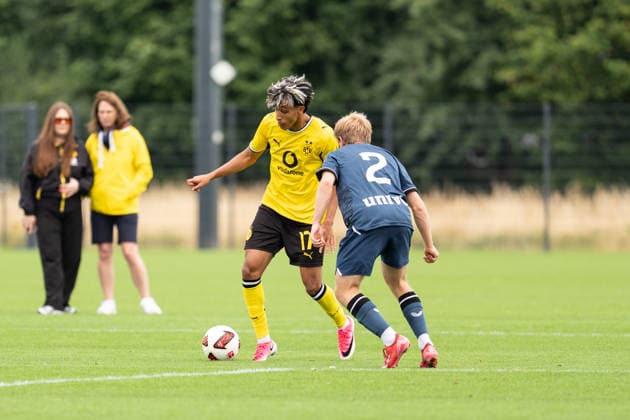 26.07.2026, GER Deutschland, Fussball, Saison 2026 2027, Testspiel zwischen Borussia Dortmund U23 vs Jong FC Utrecht Fadi Zarqelain (BV Borussia Dortmund U23, 17) im Zweikampf Dortmund BVB-Trainingsgelände Hohenbuschei Nordrhein Westfalen Deutschland *** July 26, 2026, GER Germany, Soccer, 2026–2027 season, Friendly match between Borussia Dortmund U23 and Jong FC Utrecht Fadi Zarqelain BV Borussia Dortmund U23, No. 17 in a tackle at the Dortmund BVB training facility in Hohenbuschei, North Rhine-Westphalia, Germany Copyright: xnordphotoxGmbHx xSchulzex