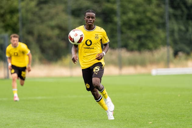 26.07.2026, GER Deutschland, Fussball, Saison 2026 2027, Testspiel zwischen Borussia Dortmund U23 vs Jong FC Utrecht Daniel Sumbu (BV Borussia Dortmund U23, 45) Einzelaktion; Ganzkörper Ganzkoerper ; Ball am Fuss; Dortmund BVB-Trainingsgelände Hohenbuschei Nordrhein Westfalen Deutschland *** July 26, 2026, GER Germany, Soccer, 2026–2027 season, Friendly match between Borussia Dortmund U23 and Jong FC Utrecht; Daniel Sumbu, BV Borussia Dortmund U23, 45 individual move, full body, ball at his feet, Dortmund BVB training facility, Hohenbuschei, North Rhine-Westphalia, Germany Copyright: xnordphotoxGmbHx xSchulzex