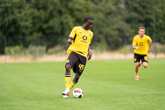 26.07.2026, GER Deutschland, Fussball, Saison 2026 2027, Testspiel zwischen Borussia Dortmund U23 vs Jong FC Utrecht Daniel Sumbu (BV Borussia Dortmund U23, 45) Einzelaktion; Ganzkörper Ganzkoerper ; Ball am Fuss; Dortmund BVB-Trainingsgelände Hohenbuschei Nordrhein Westfalen Deutschland *** July 26, 2026, GER Germany, Soccer, 2026–2027 season, Friendly match between Borussia Dortmund U23 and Jong FC Utrecht; Daniel Sumbu, BV Borussia Dortmund U23, 45 individual move, full body, ball at his feet, Dortmund BVB training facility, Hohenbuschei, North Rhine-Westphalia, Germany Copyright: xnordphotoxGmbHx xSchulzex