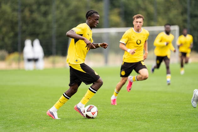 26.07.2026, GER Deutschland, Fussball, Saison 2026 2027, Testspiel zwischen Borussia Dortmund U23 vs Jong FC Utrecht Daniel Sumbu (BV Borussia Dortmund U23, 45) Einzelaktion; Ganzkörper Ganzkoerper ; Ball am Fuss; Dortmund BVB-Trainingsgelände Hohenbuschei Nordrhein Westfalen Deutschland *** July 26, 2026, GER Germany, Soccer, 2026–2027 season, Friendly match between Borussia Dortmund U23 and Jong FC Utrecht; Daniel Sumbu, BV Borussia Dortmund U23, 45 individual move, full body, ball at his feet, Dortmund BVB training facility, Hohenbuschei, North Rhine-Westphalia, Germany Copyright: xnordphotoxGmbHx xSchulzex