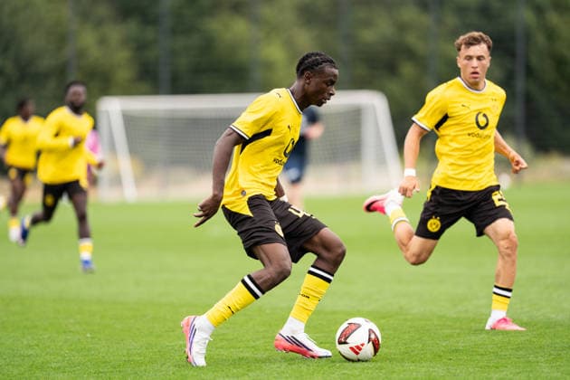 26.07.2026, GER Deutschland, Fussball, Saison 2026 2027, Testspiel zwischen Borussia Dortmund U23 vs Jong FC Utrecht Daniel Sumbu (BV Borussia Dortmund U23, 45) Einzelaktion; Ganzkörper Ganzkoerper ; Ball am Fuss; Dortmund BVB-Trainingsgelände Hohenbuschei Nordrhein Westfalen Deutschland *** July 26, 2026, GER Germany, Soccer, 2026–2027 season, Friendly match between Borussia Dortmund U23 and Jong FC Utrecht; Daniel Sumbu, BV Borussia Dortmund U23, 45 individual move, full body, ball at his feet, Dortmund BVB training facility, Hohenbuschei, North Rhine-Westphalia, Germany Copyright: xnordphotoxGmbHx xSchulzex