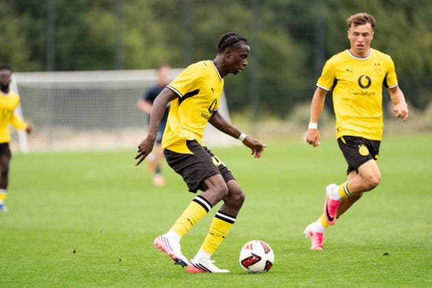 26.07.2026, GER Deutschland, Fussball, Saison 2026 2027, Testspiel zwischen Borussia Dortmund U23 vs Jong FC Utrecht Daniel Sumbu (BV Borussia Dortmund U23, 45) Einzelaktion; Ganzkörper Ganzkoerper ; Ball am Fuss; Dortmund BVB-Trainingsgelände Hohenbuschei Nordrhein Westfalen Deutschland *** July 26, 2026, GER Germany, Soccer, 2026–2027 season, Friendly match between Borussia Dortmund U23 and Jong FC Utrecht; Daniel Sumbu, BV Borussia Dortmund U23, 45 individual move, full body, ball at his feet, Dortmund BVB training facility, Hohenbuschei, North Rhine-Westphalia, Germany Copyright: xnordphotoxGmbHx xSchulzex