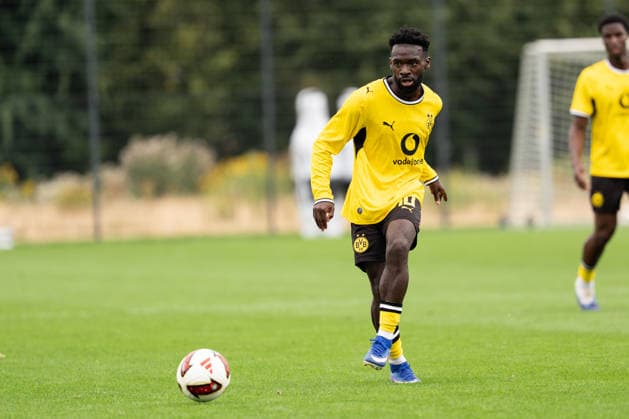26.07.2026, GER Deutschland, Fussball, Saison 2026 2027, Testspiel zwischen Borussia Dortmund U23 vs Jong FC Utrecht Joseph Boyamba (BV Borussia Dortmund U23, 10) Einzelaktion; Ganzkörper Ganzkoerper ; Ball am Fuss; Dortmund BVB-Trainingsgelände Hohenbuschei Nordrhein Westfalen Deutschland *** July 26, 2026, GER Germany, Soccer, 2026–2027 season, Friendly match between Borussia Dortmund U23 and Jong FC Utrecht Joseph Boyamba BV Borussia Dortmund U23, 10 individual moves, full body, ball at his feet, Dortmund BVB training facility, Hohenbuschei, North Rhine-Westphalia, Germany Copyright: xnordphotoxGmbHx xSchulzex