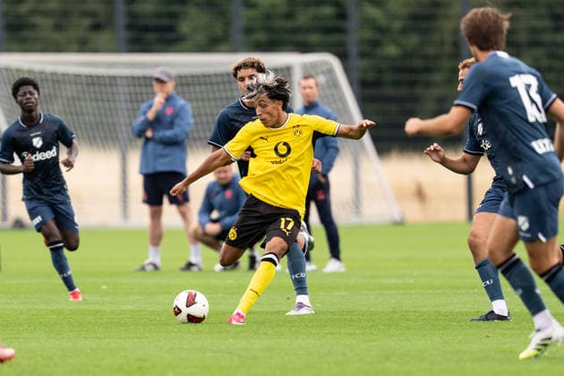 26.07.2026, GER Deutschland, Fussball, Saison 2026 2027, Testspiel zwischen Borussia Dortmund U23 vs Jong FC Utrecht Fadi Zarqelain (BV Borussia Dortmund U23, 17) Einzelaktion; Ganzkörper Ganzkoerper ; Ball am Fuss; Dortmund BVB-Trainingsgelände Hohenbuschei Nordrhein Westfalen Deutschland *** July 26, 2026, GER Germany, Soccer, 2026–2027 season, Friendly match between Borussia Dortmund U23 and Jong FC Utrecht Fadi Zarqelain BV Borussia Dortmund U23, 17 Individual play, full body, ball at his feet, Dortmund BVB training facility, Hohenbuschei, North Rhine-Westphalia, Germany Copyright: xnordphotoxGmbHx xSchulzex