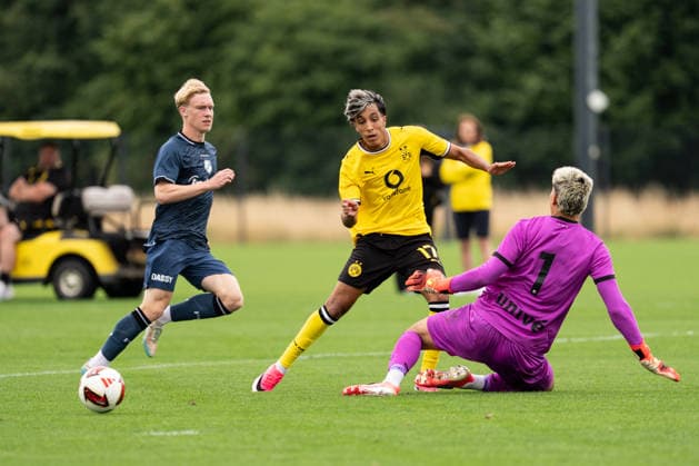 26.07.2026, GER Deutschland, Fussball, Saison 2026 2027, Testspiel zwischen Borussia Dortmund U23 vs Jong FC Utrecht Fadi Zarqelain (BV Borussia Dortmund U23, 17) im Zweikampf Dortmund BVB-Trainingsgelände Hohenbuschei Nordrhein Westfalen Deutschland *** July 26, 2026, GER Germany, Soccer, 2026–2027 season, Friendly match between Borussia Dortmund U23 and Jong FC Utrecht Fadi Zarqelain BV Borussia Dortmund U23, No. 17 in a tackle at the Dortmund BVB training facility in Hohenbuschei, North Rhine-Westphalia, Germany Copyright: xnordphotoxGmbHx xSchulzex