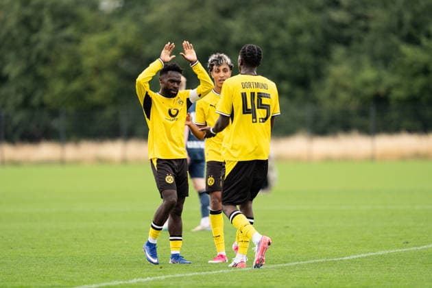 26.07.2026, GER Deutschland, Fussball, Saison 2026 2027, Testspiel zwischen Borussia Dortmund U23 vs Jong FC Utrecht Torjubel Jubel ueber das Tor zum 4:0 durch Daniel Sumbu (BV Borussia Dortmund U23, 45) Joseph Boyamba (BV Borussia Dortmund U23, 10) Fadi Zarqelain (BV Borussia Dortmund U23, 17) Dortmund BVB-Trainingsgelände Hohenbuschei Nordrhein Westfalen Deutschland *** July 26, 2026, GER Germany, Soccer, 2026–2027 Season, Friendly match between Borussia Dortmund U23 and Jong FC Utrecht; goal celebration after Daniel Sumbu’s goal to make it 4–0 for BV Borussia Dortmund U23, 45 Joseph Boyamba BV Borussia Dortmund U23, 10 Fadi Zarqelain BV Borussia Dortmund U23, 17 Dortmund BVB Training Facility Hohenbuschei, North Rhine-Westphalia, Germany Copyright: xnordphotoxGmbHx xSchulzex