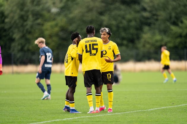 26.07.2026, GER Deutschland, Fussball, Saison 2026 2027, Testspiel zwischen Borussia Dortmund U23 vs Jong FC Utrecht Torjubel Jubel ueber das Tor zum 4:0 durch Daniel Sumbu (BV Borussia Dortmund U23, 45) Joseph Boyamba (BV Borussia Dortmund U23, 10) Fadi Zarqelain (BV Borussia Dortmund U23, 17) Dortmund BVB-Trainingsgelände Hohenbuschei Nordrhein Westfalen Deutschland *** July 26, 2026, GER Germany, Soccer, 2026–2027 Season, Friendly match between Borussia Dortmund U23 and Jong FC Utrecht; goal celebration after Daniel Sumbu’s goal to make it 4–0 for BV Borussia Dortmund U23, 45 Joseph Boyamba BV Borussia Dortmund U23, 10 Fadi Zarqelain BV Borussia Dortmund U23, 17 Dortmund BVB Training Facility Hohenbuschei, North Rhine-Westphalia, Germany Copyright: xnordphotoxGmbHx xSchulzex