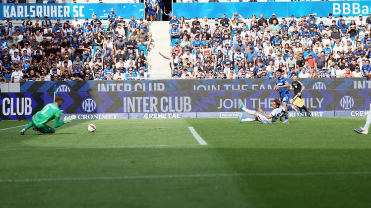 26.07.2026, xrekx, Fussball Testspiel, Karlsruher SC - Inter Mailand v.l. Josep Martinez Riera (Inter Mailand) Rafael Pinto Pedrosa (Karlsruher SC) (DFL DFB REGULATIONS PROHIBIT ANY USE OF PHOTOGRAPHS as IMAGE SEQUENCES and or QUASI-VIDEO) Karlsruhe *** July 26, 2026, xrekx, soccer exhibition match, Karlsruher SC vs. Inter Milan, featuring Josep Martinez Riera (Inter Milan) and Rafael Pinto Pedrosa (Karlsruher SC). DFL and DFB regulations prohibit any use of photographs as image sequences and or quasi-video. Karlsruhe