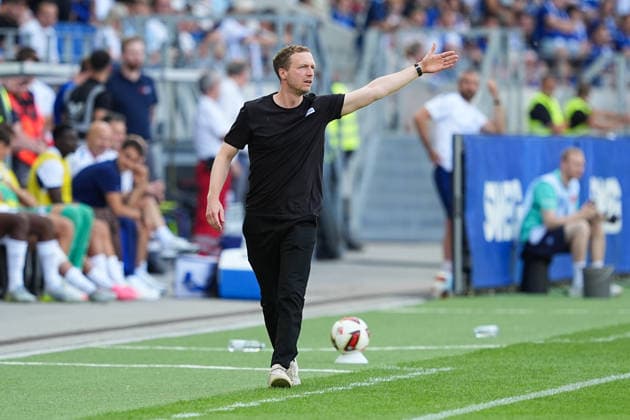 26.07.2026, xydrx, Fußball, Testspiel, Saisoneröffnung, Karlsruher SC - Inter Mailand, Saison 2026 2027, BBBank Wildpark: Maximilian Senft (Cheftrainer Karlsruher SC) gestikulierend DFB regulations prohibit any use of photographs as image sequences and or quasi-video. *** July 26, 2026, xydrx, soccer, friendly match, season opener, Karlsruher SC vs. Inter Milan, 2026–2027 season, BBBank Wildpark: Maximilian Senft, head coach of Karlsruher SC, gesturing. DFB regulations prohibit any use of photographs as image sequences and or quasi-video. Copyright: HMBxMedia YannisxDreimann