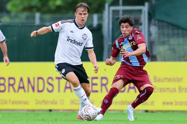 Love Arrhov (Eintracht Frankfurt) und Benjamin Bouchouari (Trabzonspor Kulübü) kämpfen um den Ball, Friendly match, Trabzonspor v Eintracht Frankfurt, SAK-Sportanlage Nonntal am 26. July 2026 in Salzburg, Österreich. (Foto von Marco Steinbrenner DeFodi Images) Love Arrhov (Eintracht Frankfurt) und Benjamin Bouchouari (Trabzonspor Kulübü) battle for the ball, Friendly match, Trabzonspor v Eintracht Frankfurt, SAK-Sportanlage Nonntal, July 26, 2026 in Salzburg, Austria. (Photo by Marco Steinbrenner DeFodi Images) - *** Love Arrhov of Eintracht Frankfurt and Benjamin Bouchouari of Trabzonspor Kulübü battle for the ball, Friendly match, Trabzonspor vs. Eintracht Frankfurt, SAK Sportanlage Nonntal on July 26, 2026, in Salzburg, Austria. Photo by Marco Steinbrenner, DeFodi Images. Love Arrhov of Eintracht Frankfurt and Benjamin Bouchouari of Trabzonspor Kulübü battle for the ball, Friendly match, Trabzonspor vs. Eintracht Frankfurt, SAK Sportanlage Nonntal, July 26, 2026, in Salzburg, Austria. Photo by Marco Steinbrenner, DeFodi Images