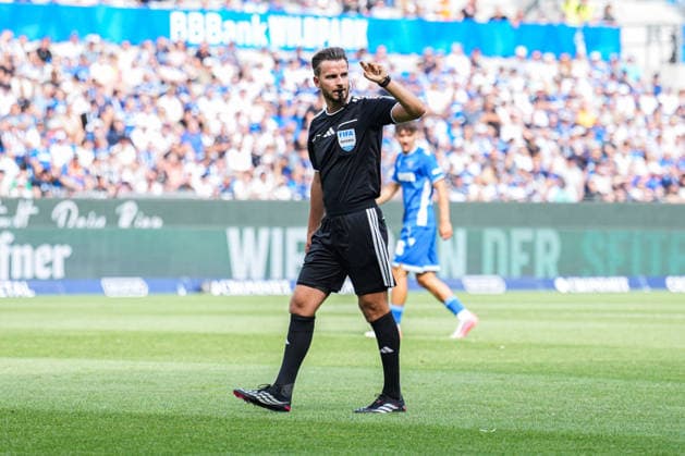 Freundschaftsspiel: Karlsruher SC vs FC Internazionale Milano, 26.07.2026 Daniel Schlager (Schiedsrichter) beim Einwurf des KSC am Sekunden herunterzählen Freundschaftsspiel: Karlsruher SC vs FC Internazionale Milano, BBBank Wildpark Karlsruhe, 26.07.2026 DFB DFL REGULATIONS PROHIBIT ANY USE OF PHOTOGRAPHS AS IMAGE SEQUENCES AND OR QUASI-VIDEO. *** Friendly match: Karlsruher SC vs. FC Internazionale Milano, July 26, 2026. Daniel Schlager, the referee, counts down the seconds during a KSC throw-in. Friendly match: Karlsruher SC vs. FC Internazionale Milano, BBBank Wildpark Karlsruhe, July 26, 2026 DFB and DFL regulations prohibit any use of photographs as image sequences and or quasi-video Copyright: xBEAUTIFULxSPORTS Boscox