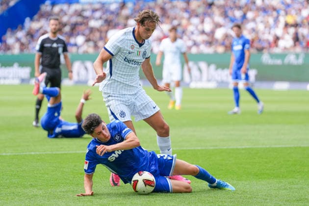 26.07.2026, xydrx, Fußball, Testspiel, Saisoneröffnung, Karlsruher SC - Inter Mailand, Saison 2026 2027, BBBank Wildpark: Francesco Pio Esposito (Inter Mailand, 94) im Zweikampf gegen Deniz Ofli (Karlsruher SC, 3) DFB regulations prohibit any use of photographs as image sequences and or quasi-video. *** July 26, 2026, xydrx, soccer, friendly match, season opener, Karlsruher SC vs. Inter Milan, 2026–2027 season, BBBank Wildpark, Francesco Pio Esposito, Inter Milan, No. 94 in a tackle against Deniz Ofli of Karlsruher SC, 3. DFB regulations prohibit any use of photographs as image sequences and or quasi-video Copyright: HMBxMedia YannisxDreimann