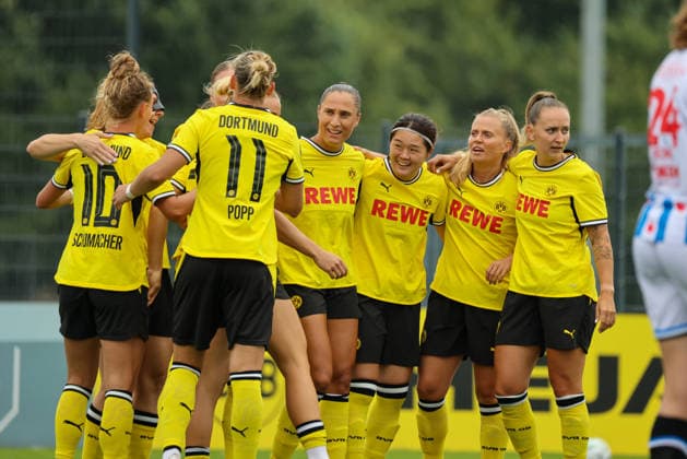Dortmund, Deutschland: 26.07.2026 - Testspiel - BVB Frauen vs. SC Heerenveen Frauen Im Bild: Torschützin Sara Ito (BVB), von rechts die Dritte im Bild, macht das Tor zum 1:0 für Dortmund und jubelt mit ihren Mannschaftskolleginnen *** Dortmund, Germany, July 26, 2026: Friendly match between BVB Women and SC Heerenveen Women. Pictured: BVB goal scorer Sara Ito, third from the right, scores the 1-0 goal for Dortmund and celebrates with her teammates. Copyright: HMBxMedia MadeleinexFantini
