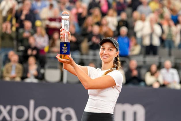 MSC Hamburg Ladies Open - Day 7 Fifth seed Tamara Korpatsch of Germany poses with the winners trophy during the presentation ceremony at the conclusion of the 2026 MSC Hamburg Ladies Open Women s tennis tournament at Am Rothenbaum in Hamburg, Germany. Hamburg Hamburg Germany  Copyright: xOwenxHammondx originalFilename:hammond-2026msch260726_npgCZ.jpg