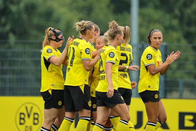 Dortmund, Deutschland: 26.07.2026 - Testspiel - BVB Frauen vs. SC Heerenveen Frauen Im Bild: Torschützin Sara Ito (BVB), verdeckt im Bild, macht das Tor zum 1:0 für Dortmund und jubelt mit ihren Mannschaftskolleginnen *** Dortmund, Germany, July 26, 2026: Friendly match between BVB Women and SC Heerenveen Women. Pictured: BVB goal scorer Sara Ito (partially obscured in the photo) scores the 1-0 goal for Dortmund and celebrates with her teammates. Copyright: HMBxMedia MadeleinexFantini