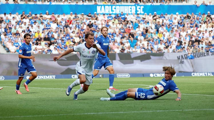 26.07.2026, xrekx, Fussball Testspiel, Karlsruher SC - Inter Mailand v.l. Nicolo Barella (Inter Mailand) Shio Fukuda (Karlsruher SC) Zweikampf, Aktion, action, battle for the ball (DFL DFB REGULATIONS PROHIBIT ANY USE OF PHOTOGRAPHS as IMAGE SEQUENCES and or QUASI-VIDEO) Karlsruhe *** July 26, 2026, xrekx, Soccer Friendly Match, Karlsruher SC vs. Inter Milan, featuring Nicolo Barella, Inter Milan, Shio Fukuda, Karlsruher SC, tackle, action, battle for the ball. DFL and DFB regulations prohibit any use of photographs as image sequences and or quasi-video. Karlsruhe