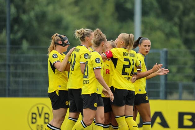 Dortmund, Deutschland: 26.07.2026 - Testspiel - BVB Frauen vs. SC Heerenveen Frauen Im Bild: Torschützin Sara Ito (BVB), verdeckt im Bild, macht das Tor zum 1:0 für Dortmund und jubelt mit ihren Mannschaftskolleginnen *** Dortmund, Germany, July 26, 2026: Friendly match between BVB Women and SC Heerenveen Women. Pictured: BVB goal scorer Sara Ito (partially obscured in the photo) scores the 1-0 goal for Dortmund and celebrates with her teammates. Copyright: HMBxMedia MadeleinexFantini