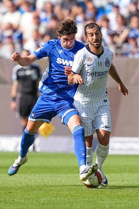 26.07.2026, xydrx, Fußball, Testspiel, Saisoneröffnung, Karlsruher SC - Inter Mailand, Saison 2026 2027, BBBank Wildpark: Moritz Broschinski (Karlsruher SC, 9) im Zweikampf gegen Henrikh Mkhitaryan (Inter Mailand, 22) DFB regulations prohibit any use of photographs as image sequences and or quasi-video. *** July 26, 2026, xydrx, soccer, friendly match, season opener, Karlsruher SC vs. Inter Milan, 2026–2027 season, BBBank Wildpark, Moritz Broschinski, Karlsruher SC, No. 9 in a tackle against Henrikh Mkhitaryan of Inter Milan, No. 22. DFB regulations prohibit any use of photographs as image sequences and or quasi-video. Copyright: HMBxMedia YannisxDreimann