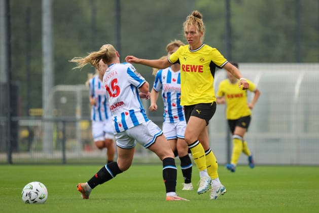Dortmund, Deutschland: 26.07.2026 - Testspiel - BVB Frauen vs. SC Heerenveen Frauen Im Bild: v.li. die Zweite Rita Schumacher (BVB) *** Dortmund, Germany, July 26, 2026: Friendly match between BVB Women and SC Heerenveen Women. Pictured, from left: Rita Schumacher, BVB s assistant coach. Copyright: HMBxMedia MadeleinexFantini
