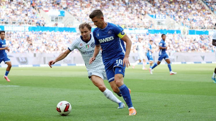 26.07.2026, xrekx, Fussball Testspiel, Karlsruher SC - Inter Mailand v.l. Nicolo Barella (Inter Mailand) Marvin Wanitzek (Karlsruher SC) Zweikampf, Aktion, action, battle for the ball (DFL DFB REGULATIONS PROHIBIT ANY USE OF PHOTOGRAPHS as IMAGE SEQUENCES and or QUASI-VIDEO) Karlsruhe *** July 26, 2026, xrekx, Soccer Friendly Match, Karlsruher SC vs. Inter Milan, Nicolo Barella (Inter Milan) vs. Marvin Wanitzek (Karlsruher SC), tackle, action, battle for the ball. DFL and DFB regulations prohibit any use of photographs as image sequences and or quasi-video. Karlsruhe