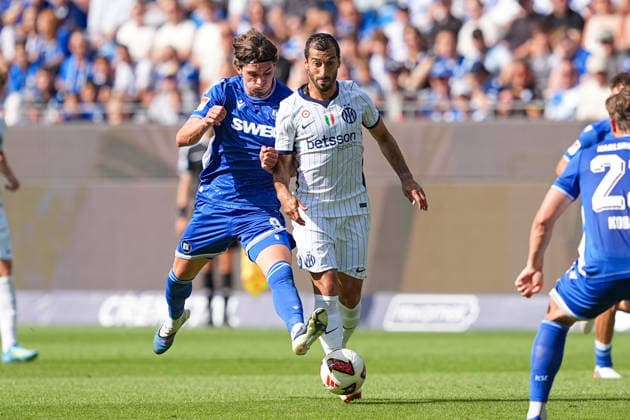 26.07.2026, xydrx, Fußball, Testspiel, Saisoneröffnung, Karlsruher SC - Inter Mailand, Saison 2026 2027, BBBank Wildpark: Moritz Broschinski (Karlsruher SC, 9) im Zweikampf gegen Henrikh Mkhitaryan (Inter Mailand, 22) DFB regulations prohibit any use of photographs as image sequences and or quasi-video. *** July 26, 2026, xydrx, soccer, friendly match, season opener, Karlsruher SC vs. Inter Milan, 2026–2027 season, BBBank Wildpark, Moritz Broschinski, Karlsruher SC, No. 9 in a tackle against Henrikh Mkhitaryan of Inter Milan, No. 22. DFB regulations prohibit any use of photographs as image sequences and or quasi-video. Copyright: HMBxMedia YannisxDreimann