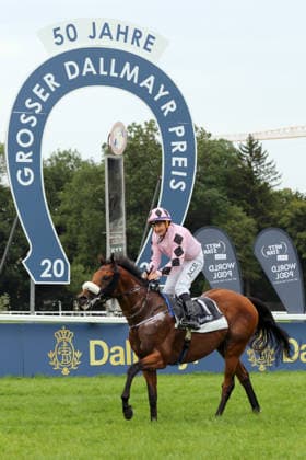 26.07.2026, Muenchen, Bayern, GER - Hotazhell mit Shane Foley nach dem Sieg im 50. Grossen Dallmayr-Preis. Galopprennbahn Muenchen-Riem. (Pferd, Jockey, Hotazhell, Foley, Sieg) 260726WB991MUENCHEN.JPG *** July 26, 2026, Munich, Bavaria, GER Hotazhell with Shane Foley after winning the 50th Dallmayr Grand Prix at the Munich-Riem Racetrack Horse, jockey, Hotazhell, Foley, victory 260726WB991MUENCHEN JPG