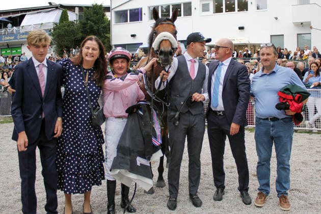 26.07.2026, Muenchen, Bayern, GER - Hotazhell mit Shane Foley und Trainertochter Emma Harrington (Zweite von links) nach dem Sieg im 50. Grossen Dallmayr-Preis. Galopprennbahn Muenchen-Riem. (Pferd, Jockey, Hotazhell, Foley, Sieg, Harrington, Tochter) 260726WB994MUENCHEN.JPG *** July 26, 2026, Munich, Bavaria, GER: Hotazhell, ridden by Shane Foley and Emma Harrington (the trainer s daughter), second from the left after winning the 50th Grand Dallmayr Prize at the Munich-Riem Racetrack. Horse, jockey, Hotazhell, Foley, victory, Harrington, daughter 260726WB994MUENCHEN JPG