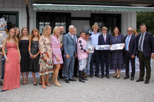 26.07.2026, Muenchen, Bayern, GER - Siegerehrung: Hotazhell mit Shane Foley gewinnt den 50. Grossen Dallmayr-Preis. Galopprennbahn Muenchen-Riem. (Siegerehrung, Hotazhell, Foley, Sieg) 260726WB996MUENCHEN.JPG *** July 26, 2026, Munich, Bavaria, GER Victory ceremony: Hotazhell, ridden by Shane Foley, wins the 50th Grand Dallmayr Prize at the Munich-Riem Racetrack. Victory ceremony, Hotazhell, Foley, victory 260726WB996MUENCHEN JPG
