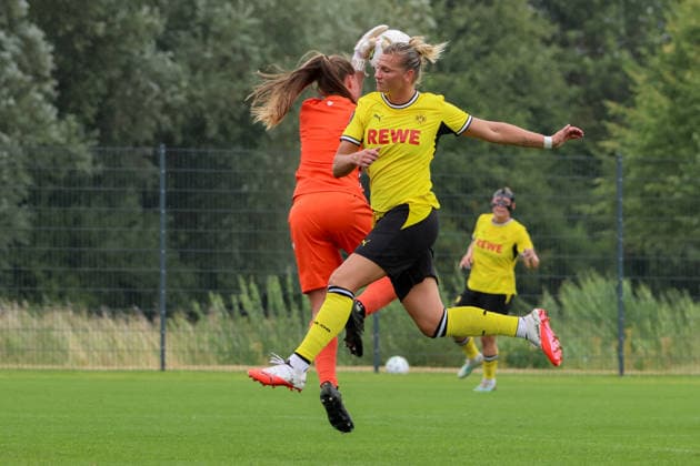 Dortmund, Deutschland: 26.07.2026 - Testspiel - BVB Frauen vs. SC Heerenveen Frauen Im Bild: v.li. die Zweite Alexander Popp (BVB) *** Dortmund, Germany, July 26, 2026 Friendly match: BVB Women vs. SC Heerenveen Women. Pictured, from left: Alexander Popp, BVB Copyright: HMBxMedia MadeleinexFantini