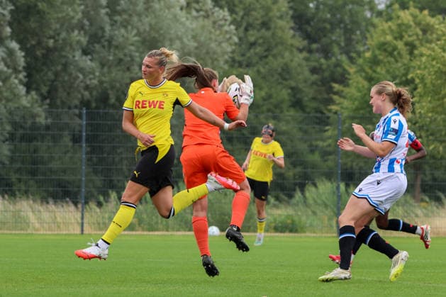Dortmund, Deutschland: 26.07.2026 - Testspiel - BVB Frauen vs. SC Heerenveen Frauen Im Bild: v.li. Alexander Popp (BVB) *** Dortmund, Germany, July 26, 2026: Friendly match between BVB Women and SC Heerenveen Women. Pictured, from left: Alexander Popp (BVB) Copyright: HMBxMedia MadeleinexFantini