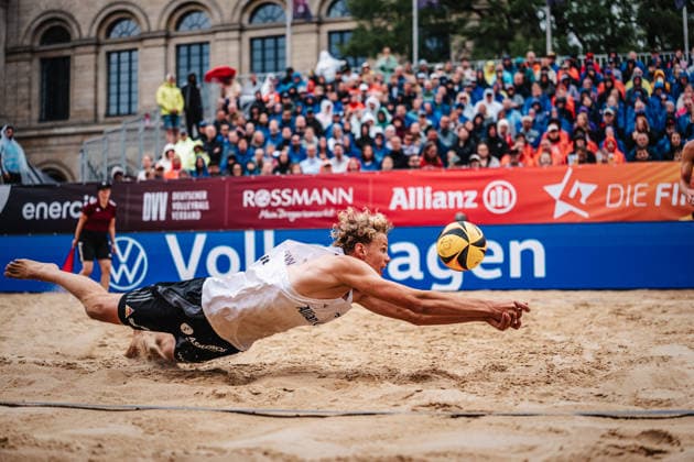 Beachvolleyball Männer Allianz German Beach Club Finals Die Finals 2026 Hannover Finale Eintracht Spontent (Düsseldorf) vs. Hauptstadt Beacher (Berlin) 26.07.2026 Tamo Wüst springt zum Ball Hannover Opernplatz Niedersachsen Deutschland *** Men s Beach Volleyball Allianz German Beach Club Finals The 2026 Finals in Hanover Final: Eintracht Spontent Düsseldorf vs. Hauptstadt Beacher Berlin July 26, 2026 Tamo Wüst jumps for the ball Opernplatz, Hanover, Lower Saxony, Germany