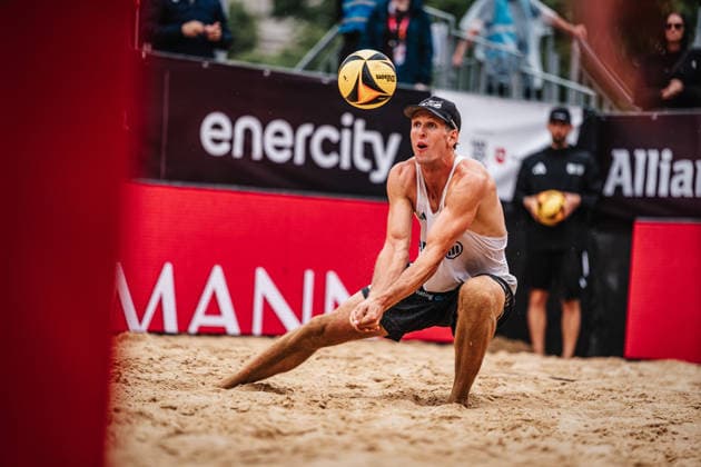 Beachvolleyball Männer Allianz German Beach Club Finals Die Finals 2026 Hannover Finale Eintracht Spontent (Düsseldorf) vs. Hauptstadt Beacher (Berlin) 26.07.2026 Tristan Fröbel Annahme Hannover Opernplatz Niedersachsen Deutschland *** Men s Beach Volleyball Allianz German Beach Club Finals The 2026 Finals in Hanover: Eintracht Spontent Düsseldorf vs. Hauptstadt Beacher Berlin, July 26, 2026. Tristan Fröbel, reception. Opernplatz, Hanover, Lower Saxony, Germany