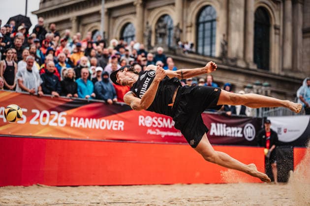Beachvolleyball Männer Allianz German Beach Club Finals Die Finals 2026 Hannover Finale Eintracht Spontent (Düsseldorf) vs. Hauptstadt Beacher (Berlin) 26.07.2026 Lukas Pfretzschner kommt nicht an den Ball Hannover Opernplatz Niedersachsen Deutschland *** Men s Beach Volleyball Allianz German Beach Club Finals The 2026 Finals in Hanover: Eintracht Spontent Düsseldorf vs. Hauptstadt Beacher Berlin, July 26, 2026. Lukas Pfretzschner can t reach the ball. Opernplatz, Hanover, Lower Saxony, Germany