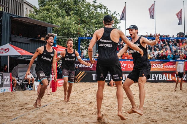 Beachvolleyball Männer Allianz German Beach Club Finals Die Finals 2026 Hannover Finale Eintracht Spontent (Düsseldorf) vs. Hauptstadt Beacher (Berlin) 26.07.2026 Eintracht Spontent gewinnt die Meisterschaft und jubelt v.l. Niklas Held, Luis Kubo, Lukas Pfretzschner und Paul Henning Hannover Opernplatz Niedersachsen Deutschland *** Men s Beach Volleyball Allianz German Beach Club Finals The 2026 Finals in Hanover: Eintracht Spontent Düsseldorf vs. Hauptstadt Beacher Berlin, July 26, 2026. Eintracht Spontent wins the championship and celebrates (from left): Niklas Held, Luis Kubo, Lukas Pfretzschner, and Paul Henning. Hanover, Opernplatz, Lower Saxony, Germany