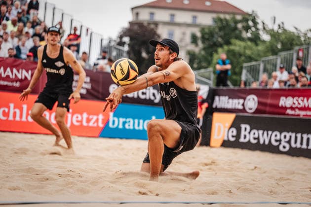 Beachvolleyball Männer Allianz German Beach Club Finals Die Finals 2026 Hannover Finale Eintracht Spontent (Düsseldorf) vs. Hauptstadt Beacher (Berlin) 26.07.2026 Lukas Pfretzschner Annahme Hannover Opernplatz Niedersachsen Deutschland *** Men s Beach Volleyball Allianz German Beach Club Finals The 2026 Finals in Hanover: Eintracht Spontent Düsseldorf vs. Hauptstadt Beacher Berlin, July 26, 2026. Lukas Pfretzschner, reception. Opernplatz, Hanover, Lower Saxony, Germany