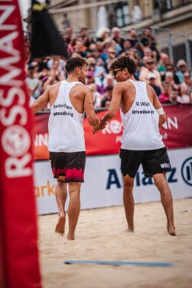 Beachvolleyball Männer Allianz German Beach Club Finals Die Finals 2026 Hannover Finale Eintracht Spontent (Düsseldorf) vs. Hauptstadt Beacher (Berlin) 26.07.2026 v.l. Eric Stadie-Seeber und Mio Wüst Hannover Opernplatz Niedersachsen Deutschland *** Men s Beach Volleyball Allianz German Beach Club Finals: The 2026 Finals in Hanover—Final Match: Eintracht Spontent Düsseldorf vs. Hauptstadt Beacher Berlin, July 26, 2026, at Eric Stadie Seeber and Mio Wüst, Opernplatz, Hanover, Lower Saxony, Germany